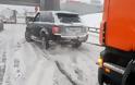 ΔΕΙΤΕ πως ένα Range Rover «ξεκολλάει» φορτηγό από το χιονισμένο δρόμο... [video]