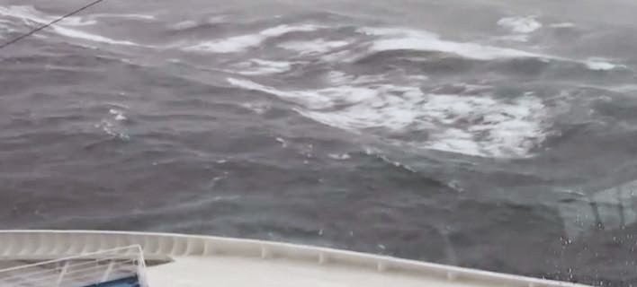 Συγκλονιστικές εικόνες - Δείτε τα κύματα θηρία που χτυπούσαν το φλεγόμενο Normal Atlantic - Φωτογραφία 1