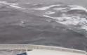 Συγκλονιστικές εικόνες - Δείτε τα κύματα θηρία που χτυπούσαν το φλεγόμενο Normal Atlantic