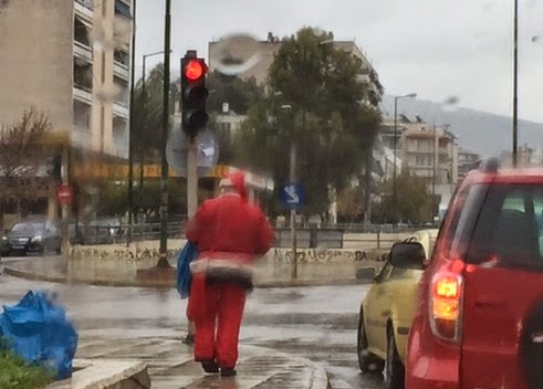 Το ΕΙΔΑΜΕ και αυτό! Αγιος Βασίλης ζητιάνος σε φανάρι στον Ν. Κοσμο [photos] - Φωτογραφία 2