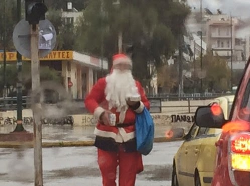 Το ΕΙΔΑΜΕ και αυτό! Αγιος Βασίλης ζητιάνος σε φανάρι στον Ν. Κοσμο [photos] - Φωτογραφία 4