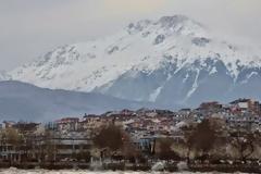 Ιωάννινα: Οι ισχυροί άνεμοι... έβγαλαν την λίμνη έξω, έριξαν και το χριστουγεννιάτικο δέντρο στην πλατεία Μαβίλη