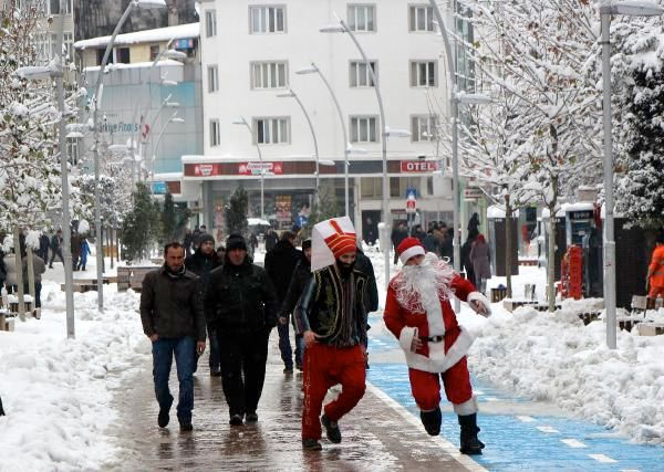 Βάρβαροι, τουρκοζώα, γελοιοποιούν τον Άγιο Βασίλη στο Μπόλου - Φωτογραφία 1