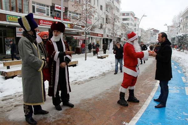 Βάρβαροι, τουρκοζώα, γελοιοποιούν τον Άγιο Βασίλη στο Μπόλου - Φωτογραφία 2