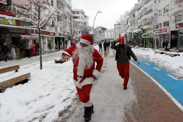 Βάρβαροι, τουρκοζώα, γελοιοποιούν τον Άγιο Βασίλη στο Μπόλου - Φωτογραφία 3