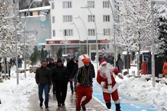 Βάρβαροι, τουρκοζώα, γελοιοποιούν τον Άγιο Βασίλη στο Μπόλου