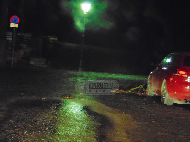 Αδύνατη η διέλευση οχημάτων σε τμήμα της παραλίμνιας περιοχής των Ιωαννίνων - Φωτογραφία 2