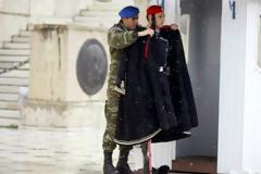 Πάγωσαν οι τσολιάδες της Προεδρικής Φρουράς