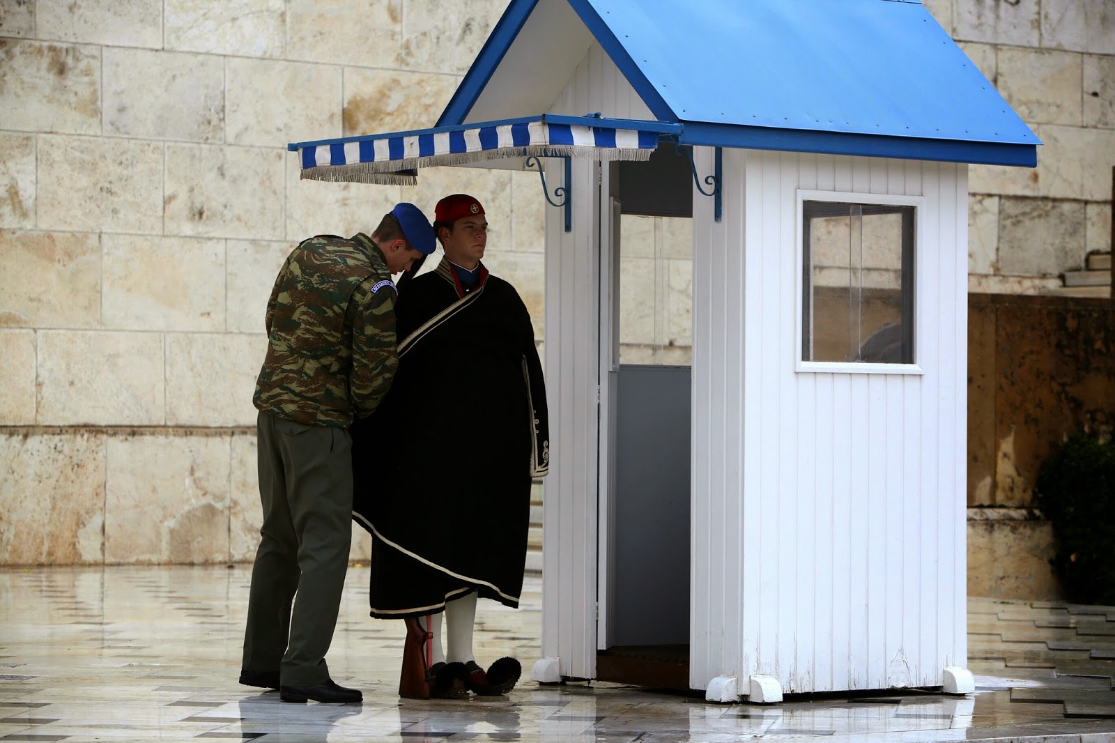 Εβαλαν τις κάπες οι τσολιάδες: Το τσουχτερό κρύο «άγγιξε» και την Προεδρική Φρουρά [photos] - Φωτογραφία 7