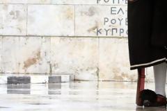 Εβαλαν τις κάπες οι τσολιάδες: Το τσουχτερό κρύο «άγγιξε» και την Προεδρική Φρουρά [photos]