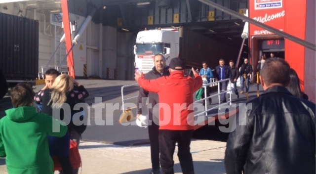 Συγκινητικές στιγμές μετά την ναυτική τραγωδία: Διασωθέντες αντάμωσαν με τις οικογένειες τους... [photos+video] - Φωτογραφία 2