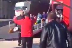 Συγκινητικές στιγμές μετά την ναυτική τραγωδία: Διασωθέντες αντάμωσαν με τις οικογένειες τους... [photos+video]