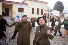 Τήρησαν το έθιμο οι γυναίκες του Συλλόγου ''Διαμαντόνυφη'' και... ντύθηκαν Λουκατσάρια παρά το τσουχτερό κρύο [photo]