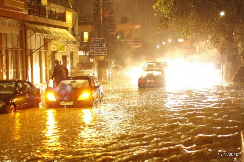 Εικόνες χάους από την κακοκαιρία στα Χανιά... [photos] - Φωτογραφία 17