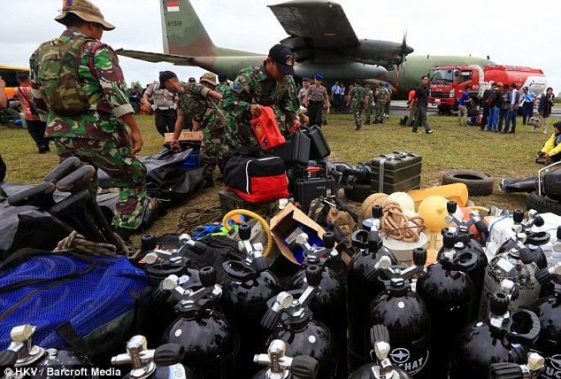 Αεροσκάφος AirAsia: Ανέσυραν πτώματα πιασμένα χέρι-χέρι - Φωτογραφία 3