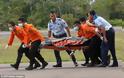 Αεροσκάφος AirAsia: Ανέσυραν πτώματα πιασμένα χέρι-χέρι - Φωτογραφία 1