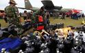 Αεροσκάφος AirAsia: Ανέσυραν πτώματα πιασμένα χέρι-χέρι - Φωτογραφία 3