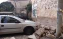 Αίγιο: Δυσάρεστος μποναμάς για ιδιοκτήτη ΙΧ - Κατέρρευσε ξεχασμένος τοίχος και έπεσε πάνω στο παρκαρισμένο αυτοκίνητο