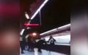 Σοκαριστικό βίντεο: Αστυνομικός σκοτώθηκε πέφτοντας στις γραμμές του μετρό [video]