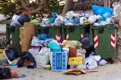Γευματίζει... σε κάδο απορριμμάτων οικογένεια στην Ξάνθη – Ανατριχιαστικό θέαμα