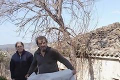 Με νάιλον προστατεύουν τη ζωή τους...[photos]