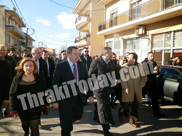 Στη Θράκη ο Σαμαράς – Υποσχέθηκε... γέφυρες και έβγαλες selfies με τους πολίτες [video + photos] - Φωτογραφία 4