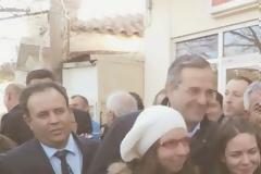 Στη Θράκη ο Σαμαράς – Υποσχέθηκε... γέφυρες και έβγαλες selfies με τους πολίτες [video + photos]