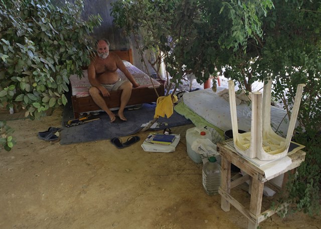 Αστεγος έχει βρει καταφύγιο σε σπηλιά στην παραλιακή λεωφόρο του Ηρακλείου-Ιστορίες πόνου συμπολιτών μας - Φωτογραφία 4