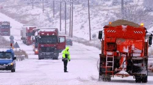 Διακοπή κυκλοφορίας σε σημεία της Αττικής λόγω έντονης χιονόπτωσης - Φωτογραφία 1