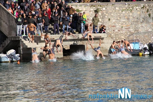 Με ιδιαίτερη λαμπρότητα γιορτάστηκαν και φέτος τα Άγια Θεοφάνεια στη Ναύπακτο [video + photos] - Φωτογραφία 12