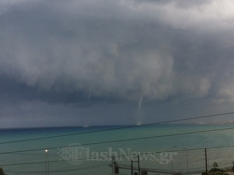 Εντυπωσιακοί υδροστρόβιλοι στο Ηράκλειο [photos] - Φωτογραφία 2