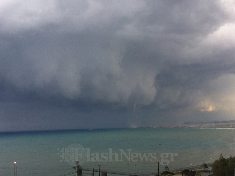 Εντυπωσιακοί υδροστρόβιλοι στο Ηράκλειο [photos] - Φωτογραφία 3