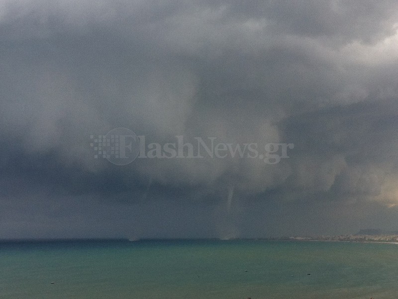 Εντυπωσιακοί υδροστρόβιλοι στο Ηράκλειο [photos] - Φωτογραφία 4