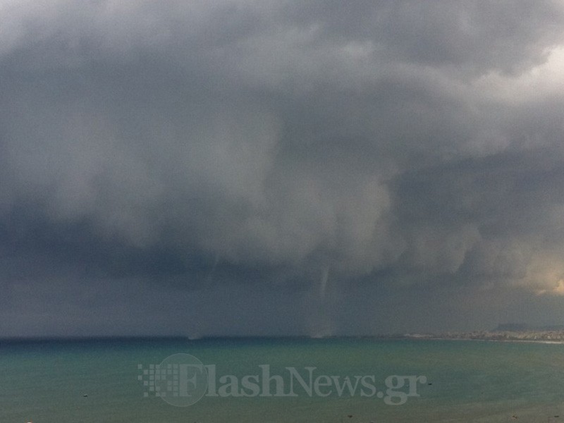 Εντυπωσιακοί υδροστρόβιλοι στο Ηράκλειο [photos] - Φωτογραφία 5