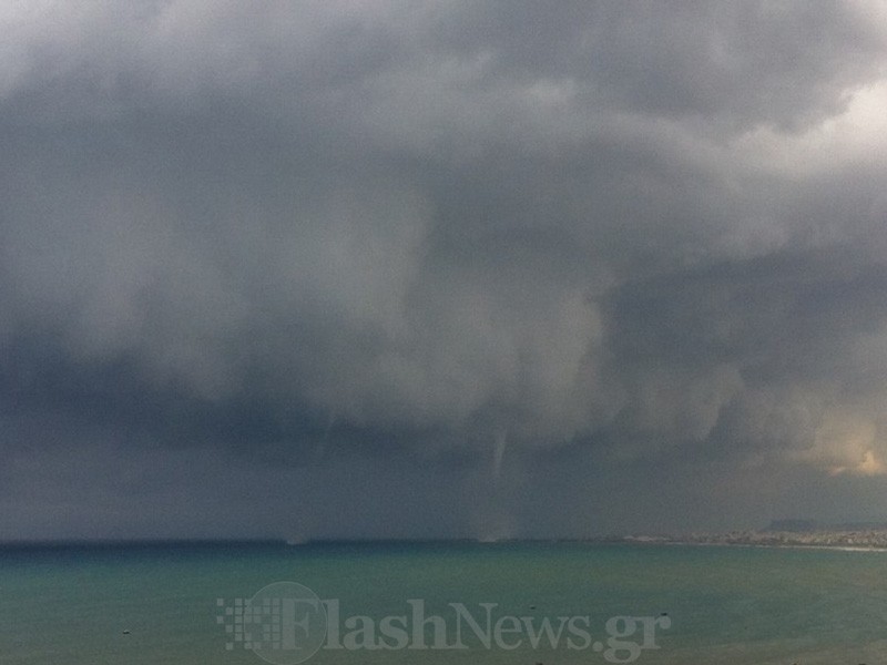 Εντυπωσιακοί υδροστρόβιλοι στο Ηράκλειο [photos] - Φωτογραφία 6