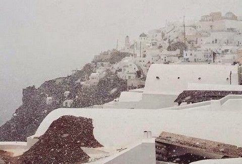 Απίστευτο θέαμα: Δείτε τη χιονισμένη Σαντορίνη! [photo] - Φωτογραφία 2