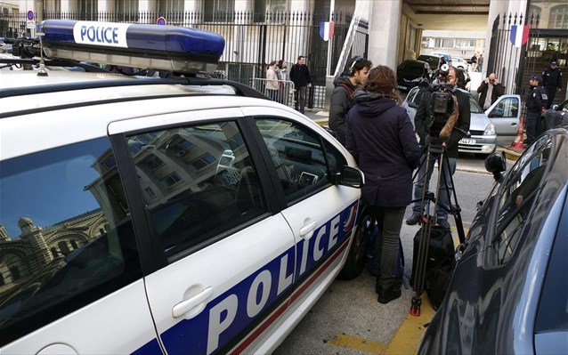 Παρίσι: Πληροφορίες για 10 νεκρούς από πυρά στα γραφεία της εφημερίδας Charlie Hebdo - Φωτογραφία 1