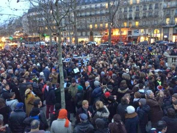 Με πένες και δάκρυα στα μάτια χιλιάδες Γάλλοι στους δρόμους του Παρισιού [photos] - Φωτογραφία 1