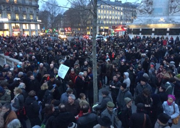 Με πένες και δάκρυα στα μάτια χιλιάδες Γάλλοι στους δρόμους του Παρισιού [photos] - Φωτογραφία 2