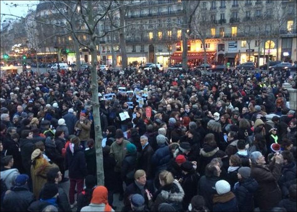 Με πένες και δάκρυα στα μάτια χιλιάδες Γάλλοι στους δρόμους του Παρισιού [photos] - Φωτογραφία 3