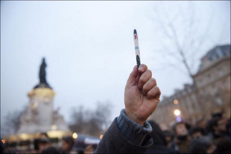Με πένες και δάκρυα στα μάτια χιλιάδες Γάλλοι στους δρόμους του Παρισιού [photos] - Φωτογραφία 5