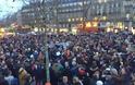 Με πένες και δάκρυα στα μάτια χιλιάδες Γάλλοι στους δρόμους του Παρισιού [photos] - Φωτογραφία 1