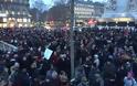Με πένες και δάκρυα στα μάτια χιλιάδες Γάλλοι στους δρόμους του Παρισιού [photos] - Φωτογραφία 2