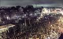 Με πένες και δάκρυα στα μάτια χιλιάδες Γάλλοι στους δρόμους του Παρισιού [photos] - Φωτογραφία 4