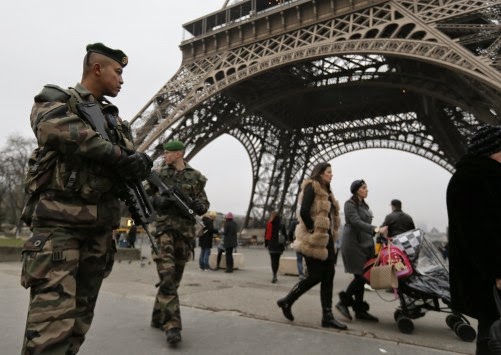 Βγήκε ο στρατός στο Παρίσι! Καταδρομείς στον Πύργο του Άιφελ - Φωτογραφία 1