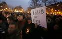 Χιλιάδες άνθρωποι σε Παρίσι και Βερολίνο για να αποτίσουν φόρο τιμής στα θύματα