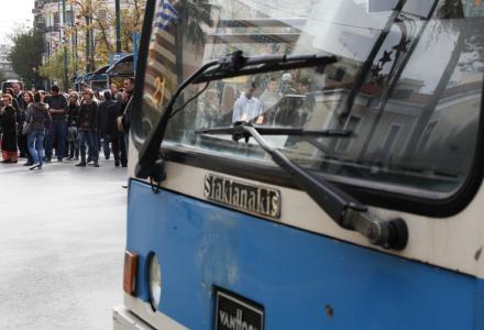 Πάτρα: Σύγκρουση αστικού λεωφορείου με ΙΧ – Τραυματίστηκε ο οδηγός - Φωτογραφία 1