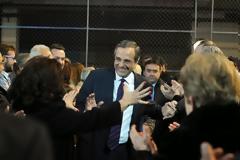 Παραλίγο να πάρουν τα ζουμιά τον Σαμαρά! Δείτε το δώρο που τον συγκίνησε... [photos]