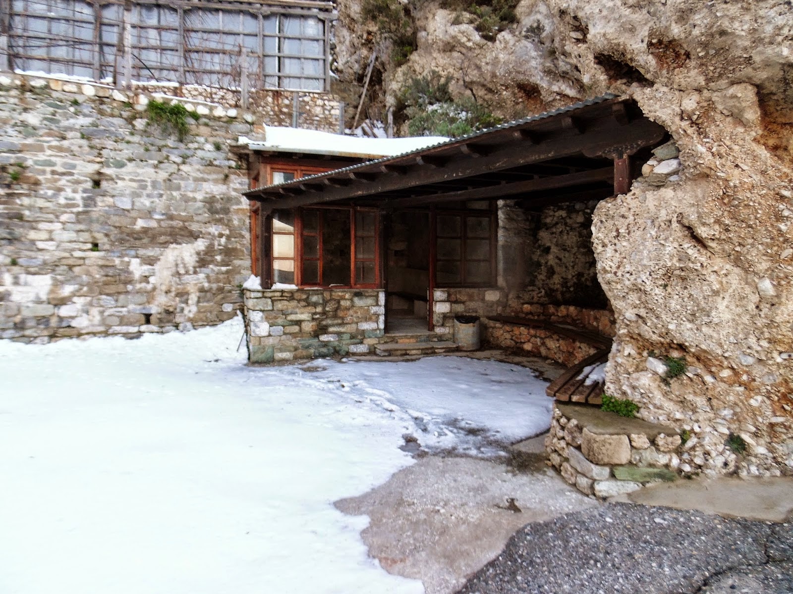 5823 - Τα χιόνια έφθασαν στη θάλασσα, στον αρσανά της Ιεράς Μονής Αγ. Παύλου, στο Άγιο Όρος. Φωτογραφίες Ηλία Βουτσινά. - Φωτογραφία 3