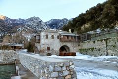 5823 - Τα χιόνια έφθασαν στη θάλασσα, στον αρσανά της Ιεράς Μονής Αγ. Παύλου, στο Άγιο Όρος. Φωτογραφίες Ηλία Βουτσινά.
